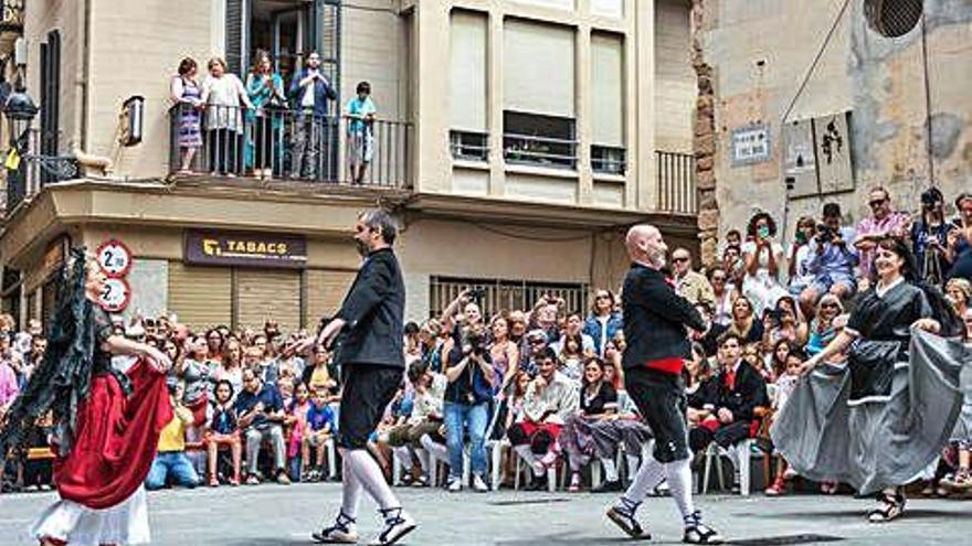 Les dues parelles durant el ballet de Déu per la Festa dels Elois de l&#039;any passat, a la plaça de Sant Joan