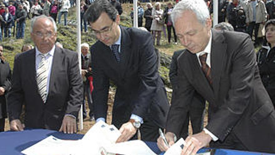 Los presidentes de la Diputación (centro) y de la Cámara Municipal de Braganza firmando el convenio.