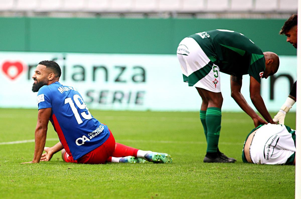 El Elche resbala en A Malata y frena su reacción (1-0) El Elche resbala en A Malata y frena su reacción (1-0)