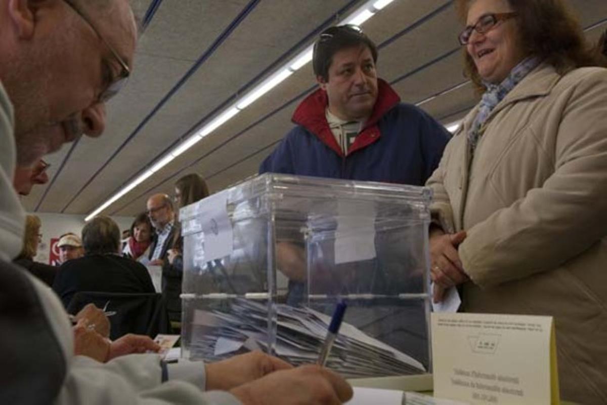 Largas colas para votar en el colegio electoral Rosa dels Vents en el districto de La Sagrega.