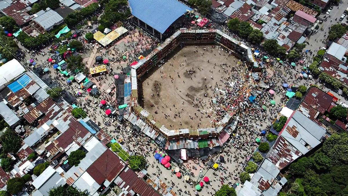 Trágico derrumbe de una grada en una plaza de toros en Colombia: al menos cuatro muertos y decenas de heridos