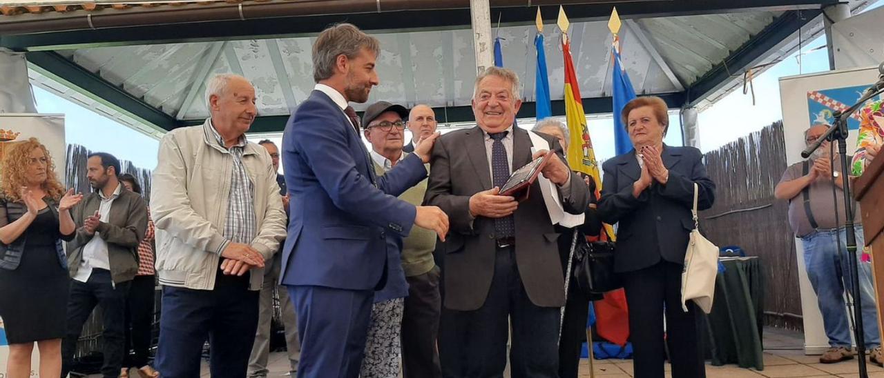 Julián Huerta recibe el “Grano de oro” de manos del alcalde, Gerardo Fabián. | L. P.