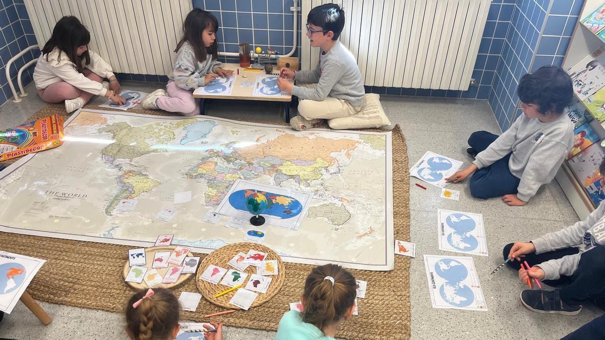 Un grupo de niños y niñas da clase en el colegio Cervantes de Alcàntera.