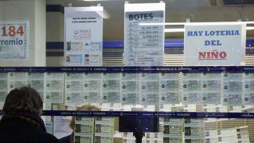 Un hombre compra lotería en una administración de la ciudad.