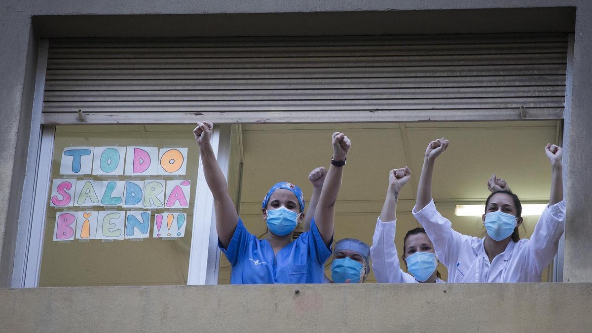 Varios sanitarios del el Hospital Dos de Maig de Barcelona salen a aplaudir a los ciudadanos que les aplaudían en losm peores momentos de la pandemia del coronavirus.