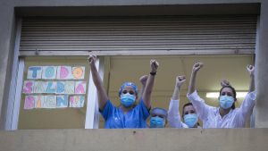 Varios sanitarios del el Hospital Dos de Maig de Barcelona salen a aplaudir a los ciudadanos que les aplaudían en losm peores momentos de la pandemia del coronavirus.