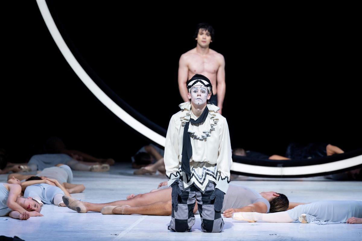 Javier Monreal como Petrushka y Alexandr Trusch detrás, como Nijinsky en un momento de 'Nijinsky by Neumier'.