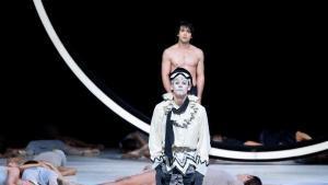 Javier Monreal como Petrushka y Alexandr Trusch detrás, como Nijinsky en un momento de Nijinsky by Neumier.