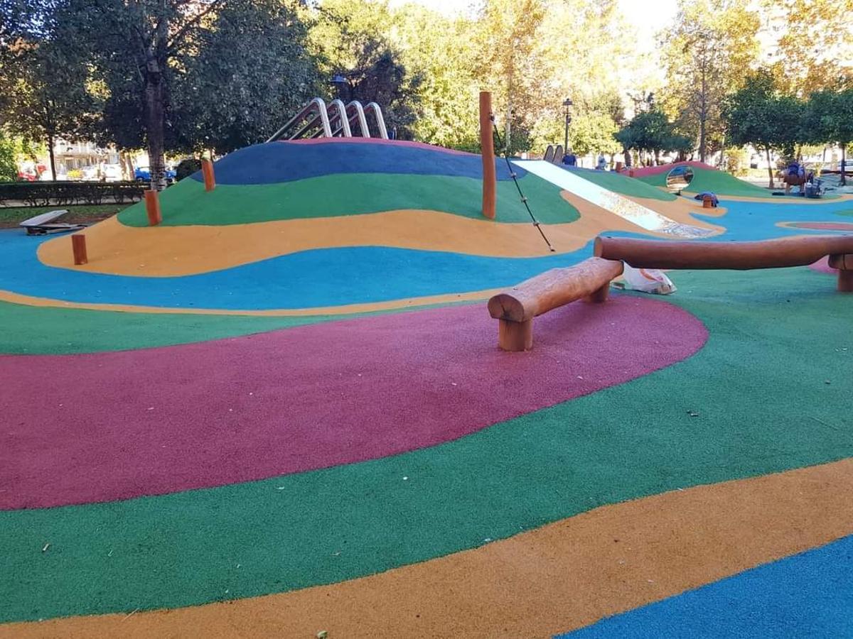 El parque está revestido de caucho pintado de vivos colores