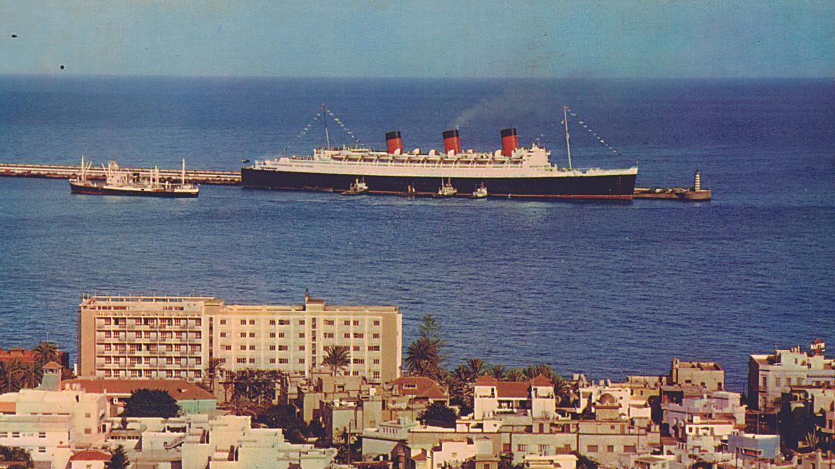 El Queen Mary, durante una de sus primeras escalas en la década de 1960.