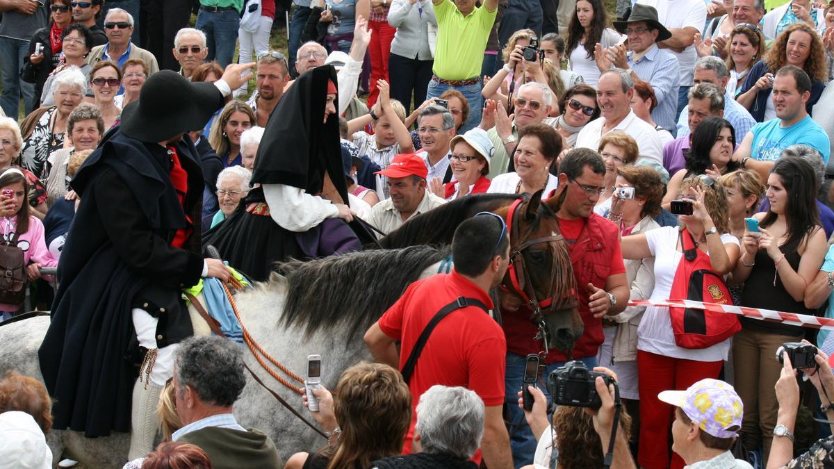 Los novios, a caballo, en la pasada edición de la boda vaqueira.