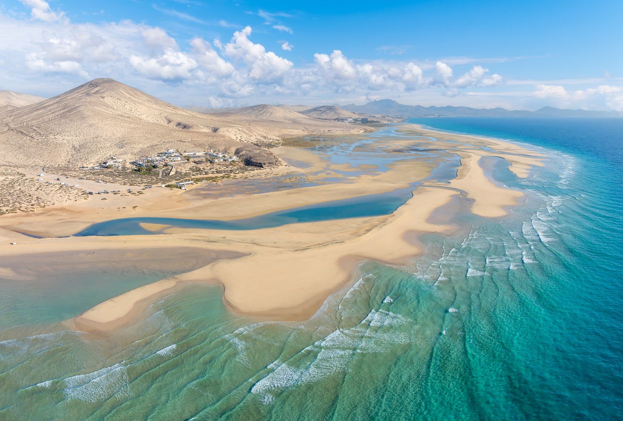 La playa de Sotavento cuando baja la marea y se crean lagunas