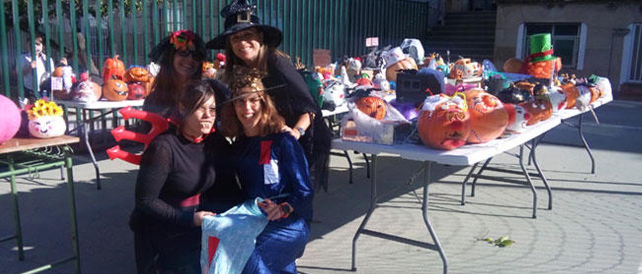 Alumnos disfrazados y exposición de calabazas en el patio del colegio Labor de Vigo.