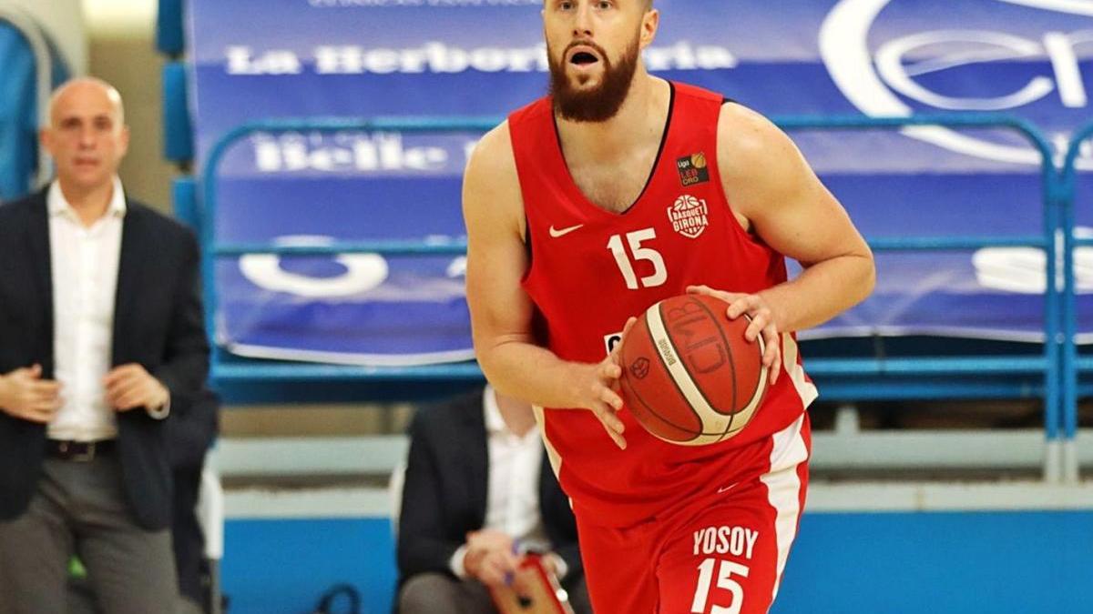 Davis Rozitis en una acció de partit sota la mirada atenta del tècnic Carles Marco.