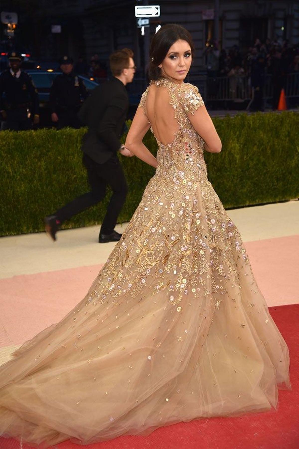 Nina Dobrev, de Marchesa, en la alfombra roja de la gala Met 2016.