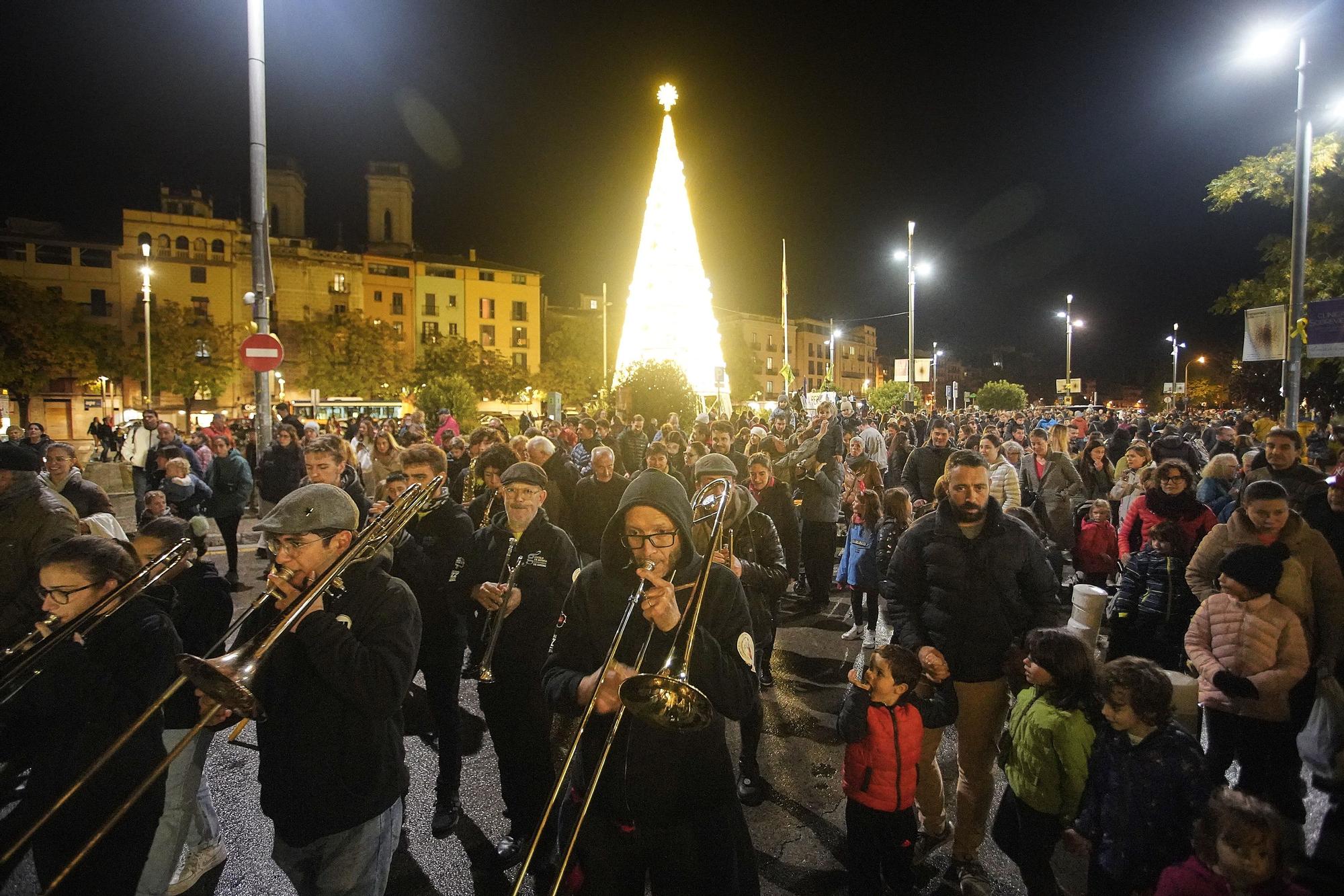 La màgia de Nadal atura la pluja i encén els llums a Girona