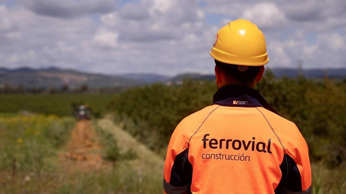 Un trabajador de Ferrovial, en el parque empresarial que se desarrolla junto a la BLET.
