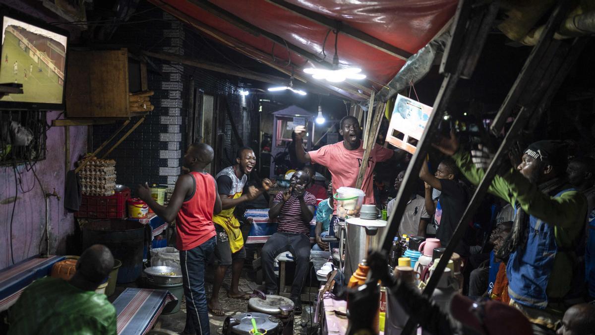 Aficionados de Camerún ven por televisión un partido de su selección.