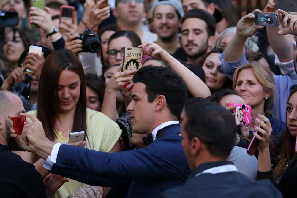 El Festival comienza con el tradicional baño de masas de los actores y actrices en la alfombra roja de la gala inaugural del certamen