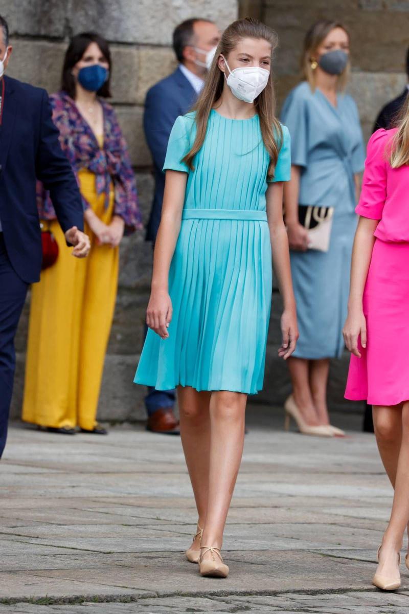 Con vestido turquesa en Santiago de Compostela