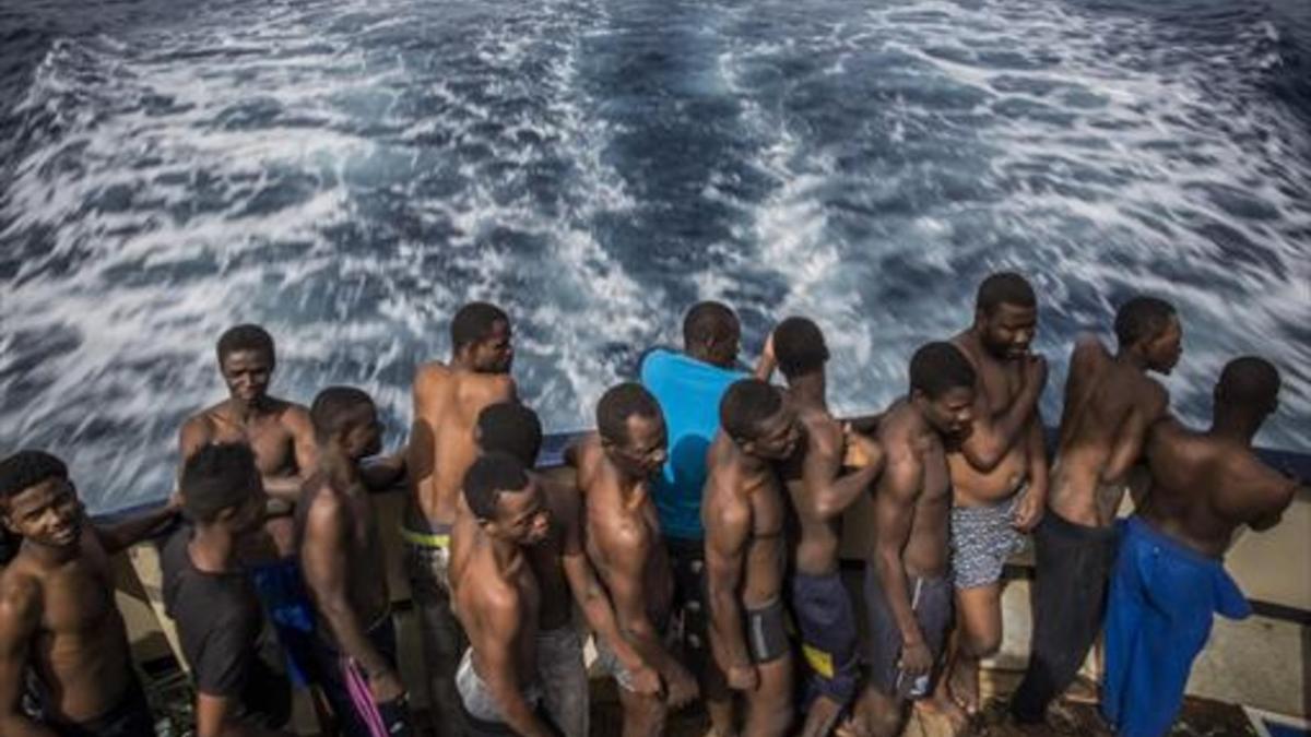 Inmigrantes rescatados en el Mediterráneo central, a bordo del 'Golfo Azurro', el barco de Proactiva Open Arms.