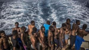 Inmigrantes rescatados en el Mediterráneo central, a bordo del ’Golfo Azurro’, el barco de Proactiva Open Arms.