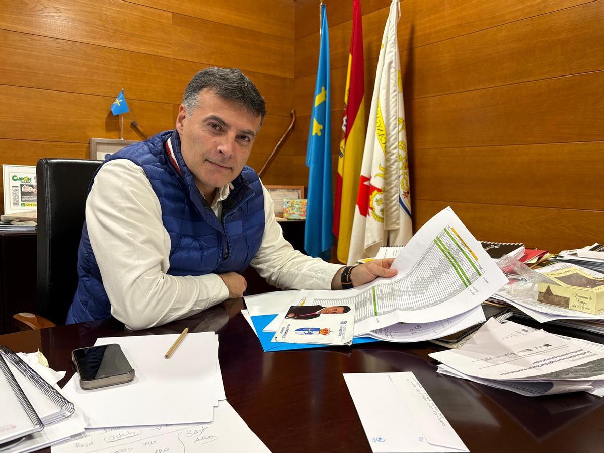 José Luis Fontaniella en el despacho de Alcaldía del Ayuntamiento de Cangas del Narcea.