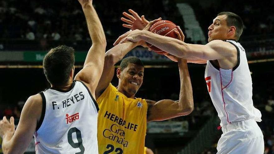 Reyes y Maciulis defienden a Tavares en el partido de Madrid.