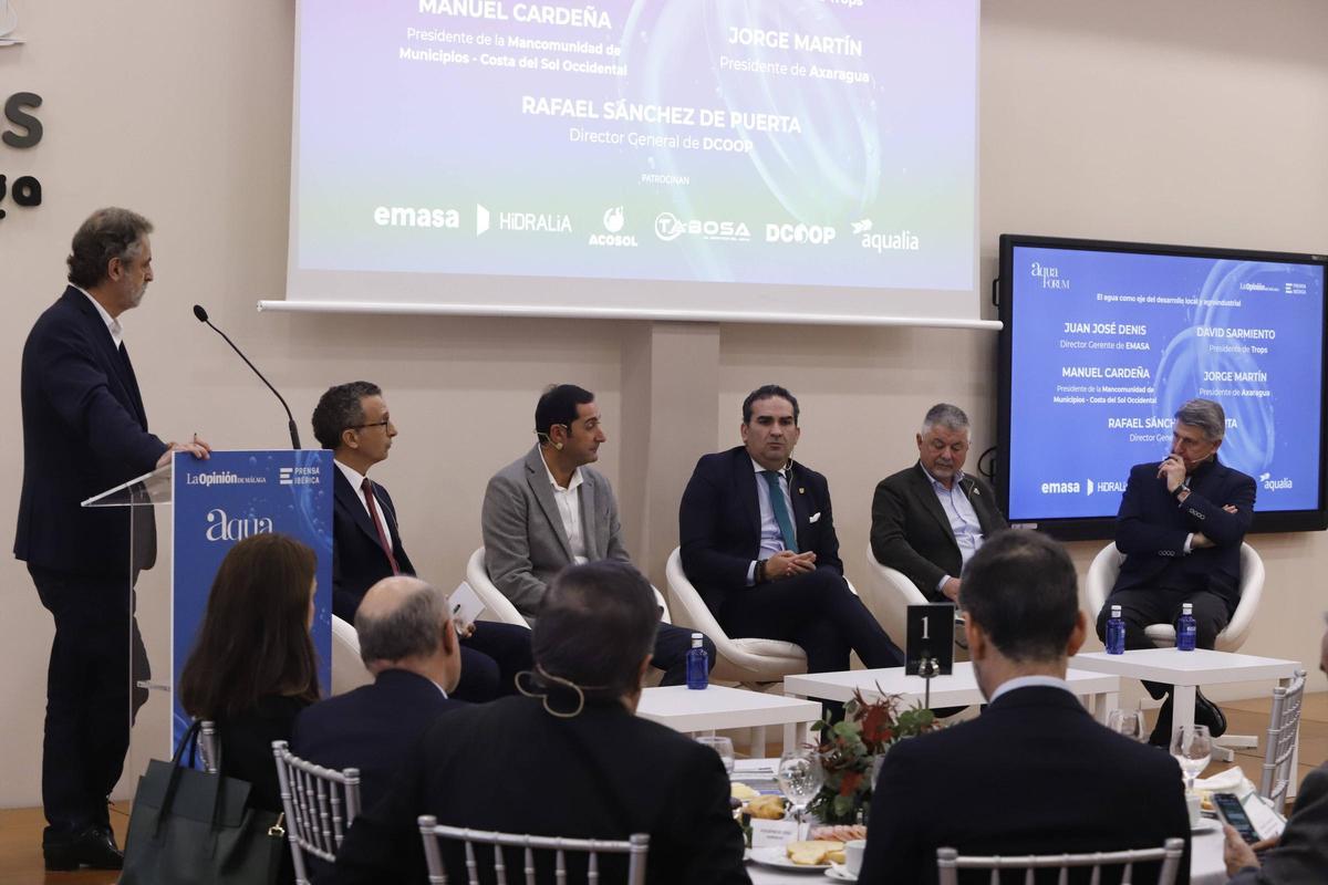 Momento de la primera mesa redonda que se celebró en el marco de Aquaforum