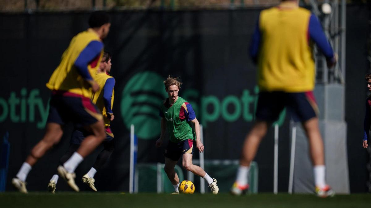 Frenkie de Jong, llegando al aeropuerto en muletas