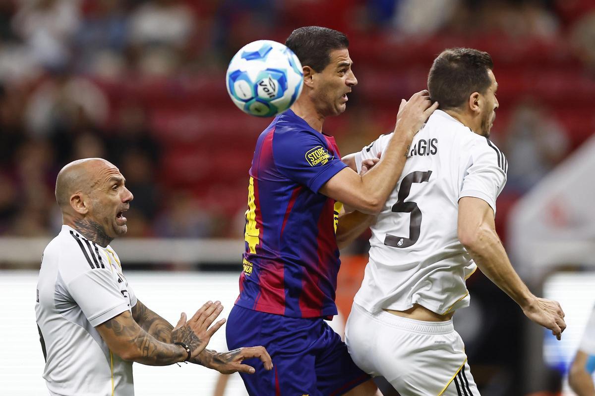Raúl Bravo, a la izquierda, en un partido de leyendas del Real Madrid y el Barcelona en marzo de 2026.