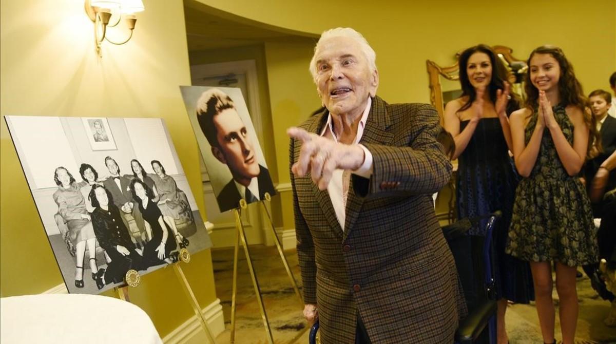 lmmarco36573769 actor kirk douglas arrives at his 100th birthday party as hi161210171832