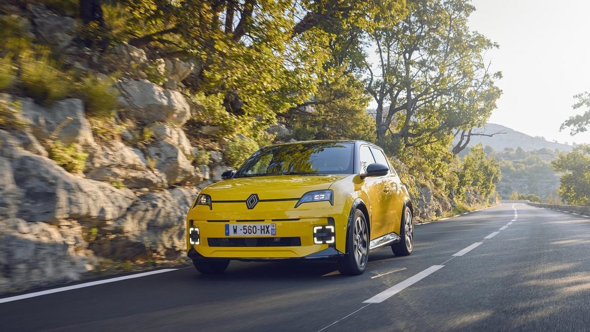 Renault 5 E-Tech, el coche eléctrico más vendido en abril en España.