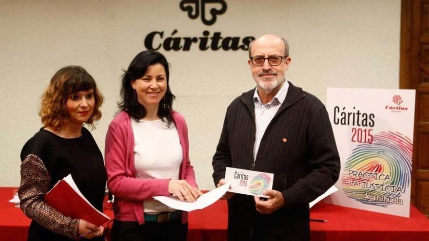 Por la izquierda, Carmen Álvarez, Mari Luz Baeza e Ignacio Alonso, ayer, en la sede de Cáritas.