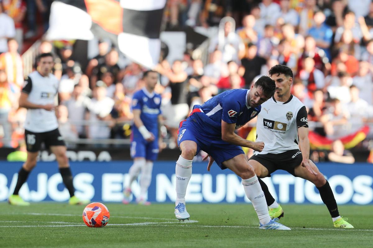 Dani Vivian of Athletic Club in action during the Spanish League, LaLiga EA Sports, football match played between Valencia CF and Athletic Club de Bilbao at Mestalla stadium on May 18, 2025, in Madrid, Spain. AFP7 18/05/2025 ONLY FOR USE IN SPAIN. Ivan Terron / AFP7 / Europa Press;2025;SOCCER;SPAIN;SPORT;ZSOCCER;ZSPORT;Valencia CF v Athletic Club de Bilbao - LaLiga EA Sports;