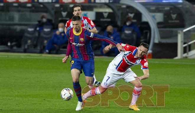 Clement Lenglet durante el partido de LaLiga entre el FC Barcelona y el Alavés disputado en el Camp Nou.