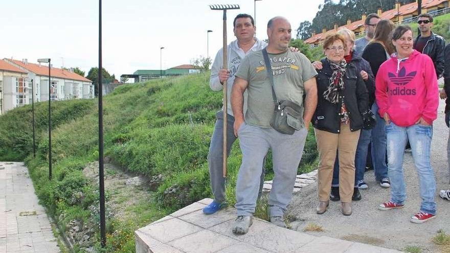 Vecinos de A Choupana, delante de un huerto plantado en el talud.  // Santos Álvarez