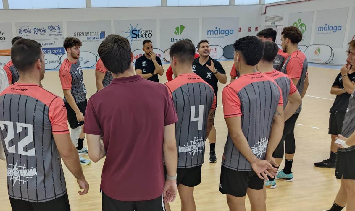 Toni Malla da instrucciones en un encuentro.