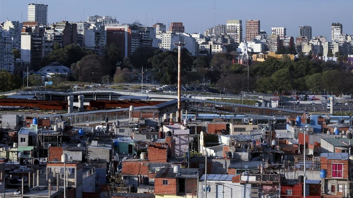 Vista del barrio 31, núcleo de miseria, junto a lujosos edificios colintandes en Buenos Aires.