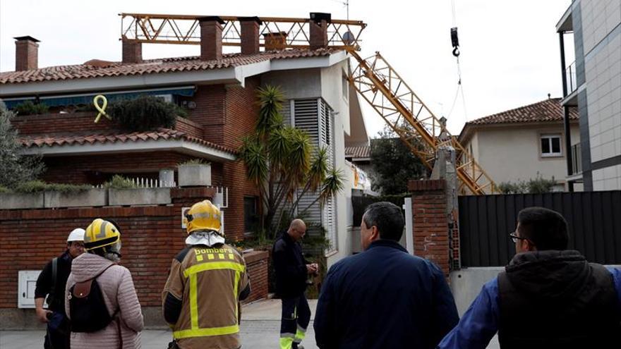 Un operario muerto y otro herido al caer una grúa en Barcelona