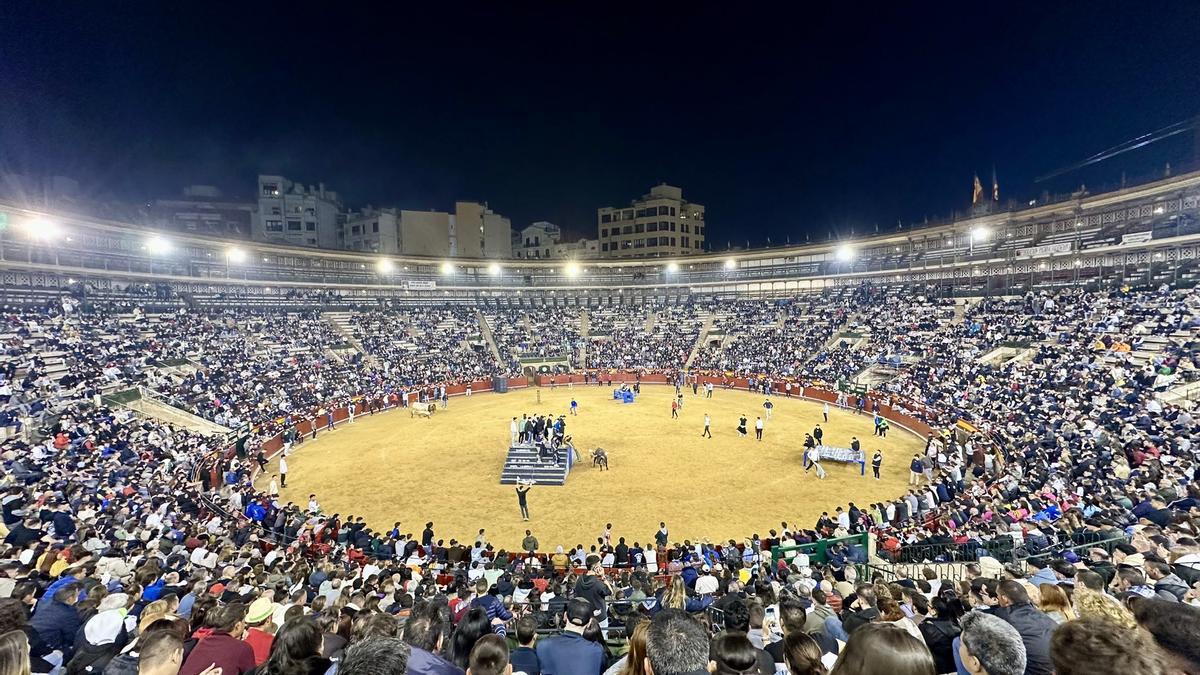 Imagen de la plaza de toros de València durante la celebración de los bous embolats