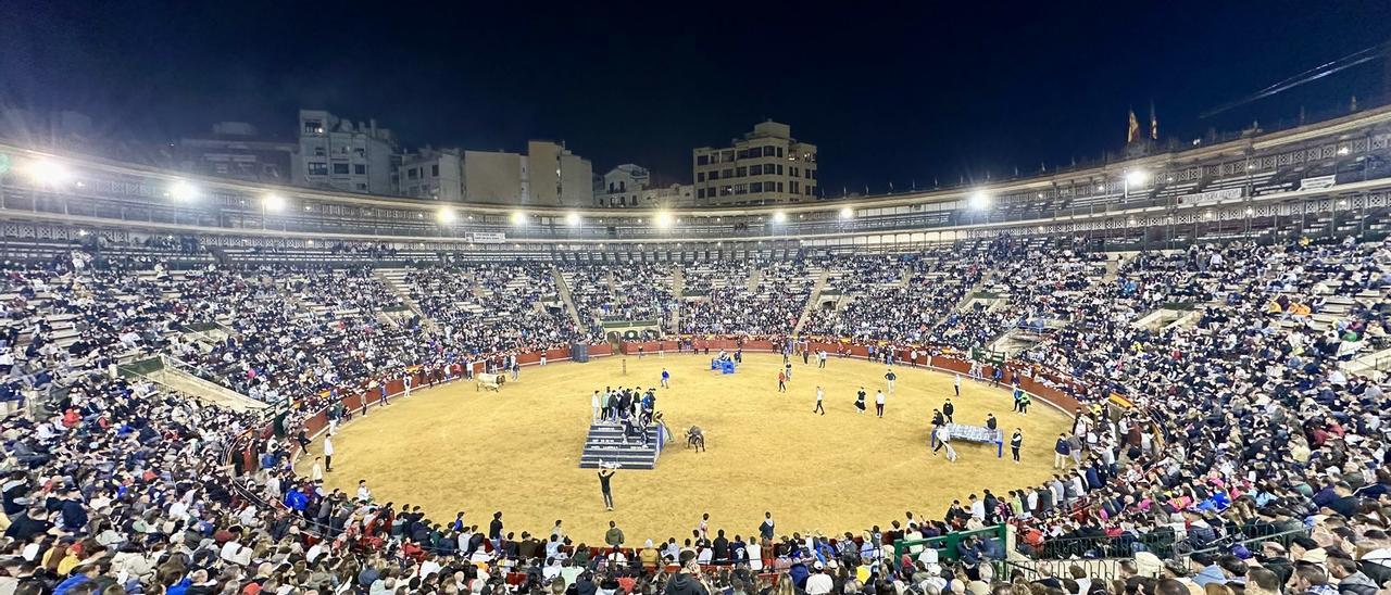 Imagen de la plaza de toros de València durante la celebración de los bous embolats