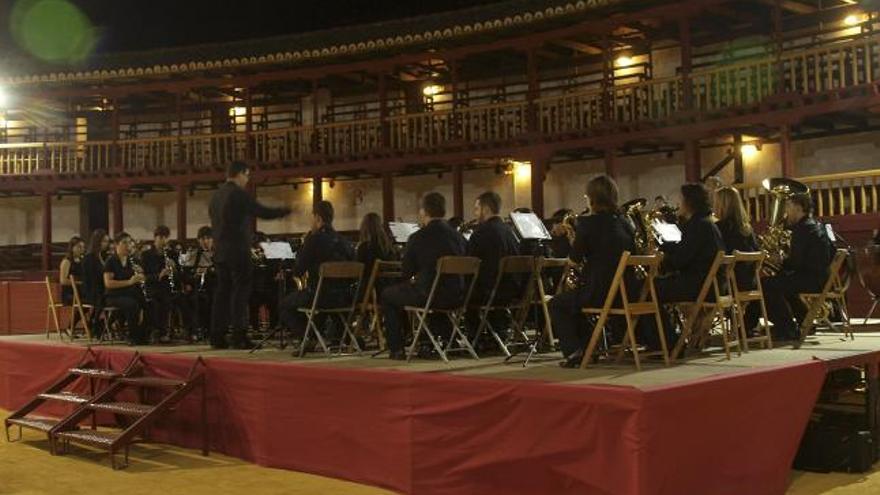 Asistentes al espectáculo musical de la Banda Municipal «La Lira».