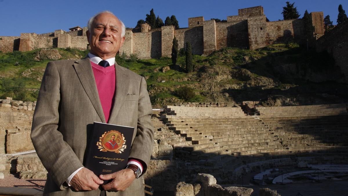 Manuel Olmedo, con el libro sobre la amistad epistolar entre Rodríguez de Berlanga y Hübner.