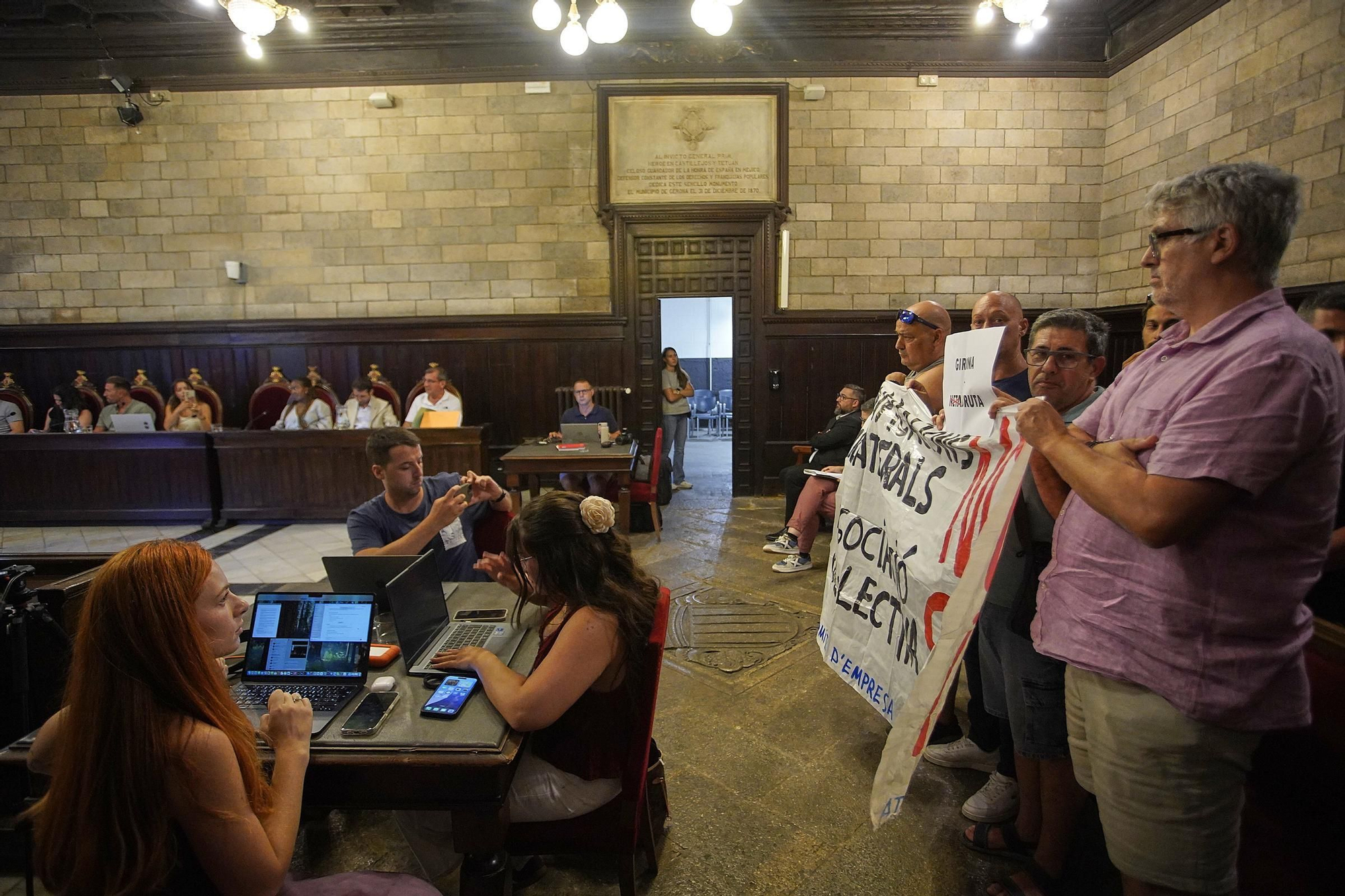 Les fotos del ple de Girona on s'ha aprovat la modificació del contracte de neteja