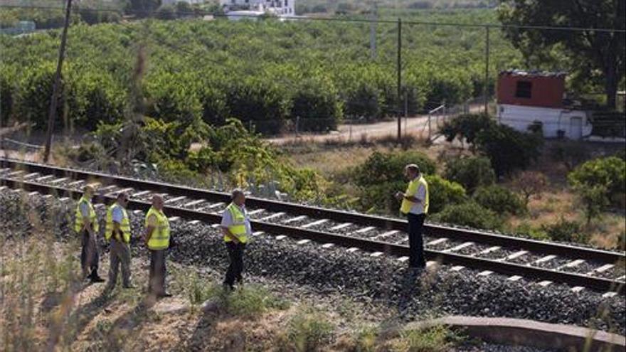 Técnicos de ADIF inspeccionan la zona acotada de la vía férrea en Málaga.