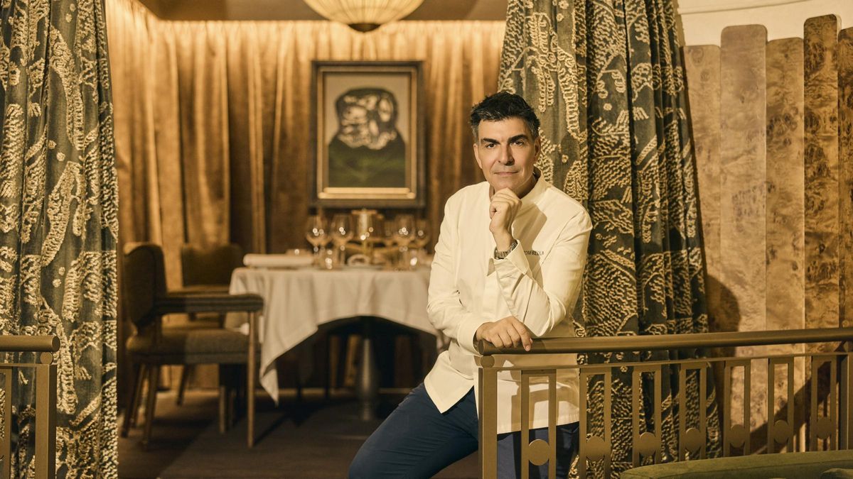 Ramón Freixa, delante del reservado del nuevo restaurante Ramón Freixa Tradición.