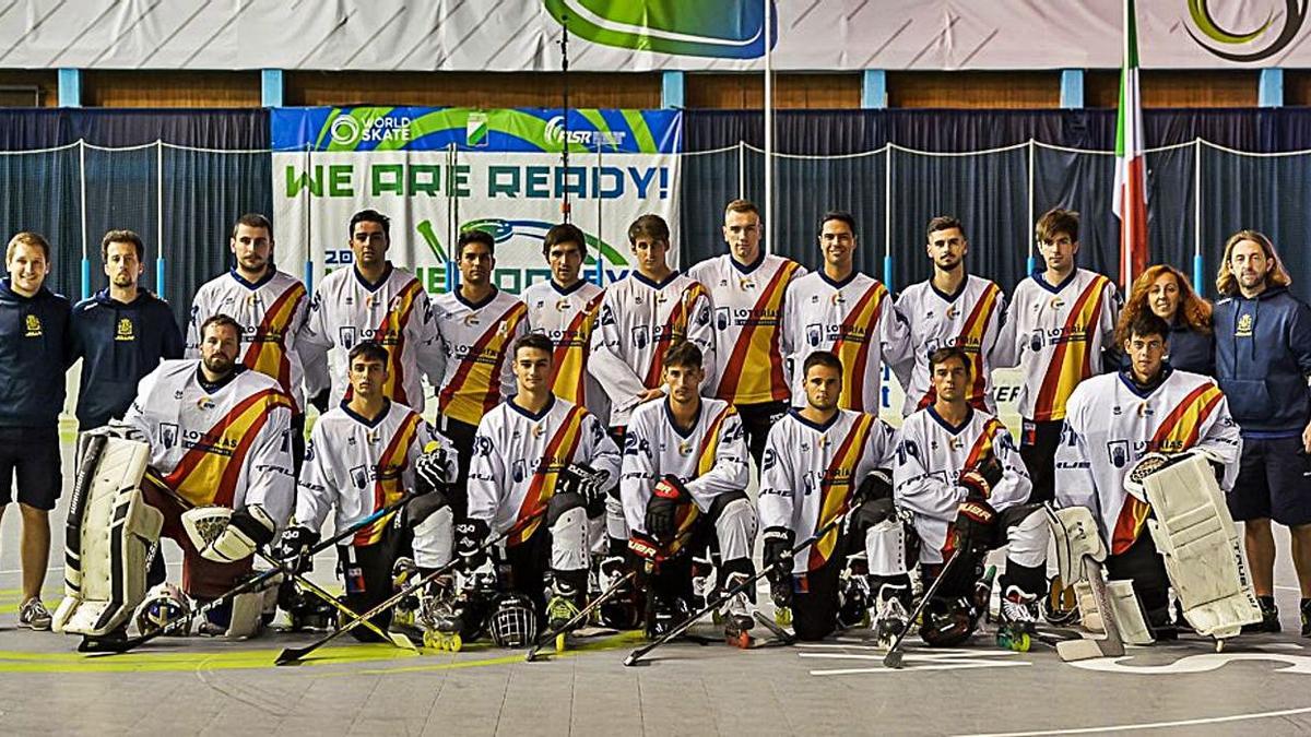 Jugadores y técnicos de la selección española que ha participado en el Mundial de Italia. | @FEDPATINAJE