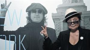 Yoko Ono imita el gesto de John Lennon en un cartel promocional de la muestra, el lunes en Nueva York.