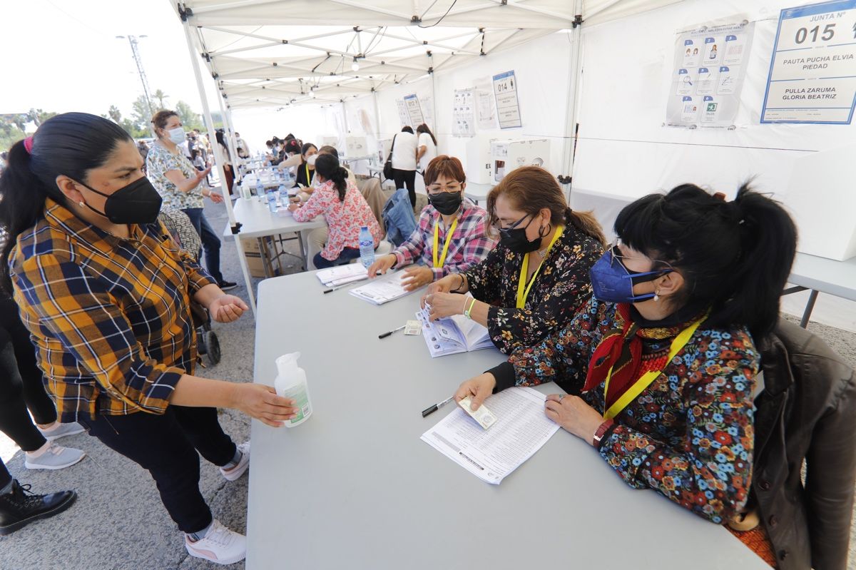 Los ecuatorianos residentes en la Región votan en las elecciones de su país